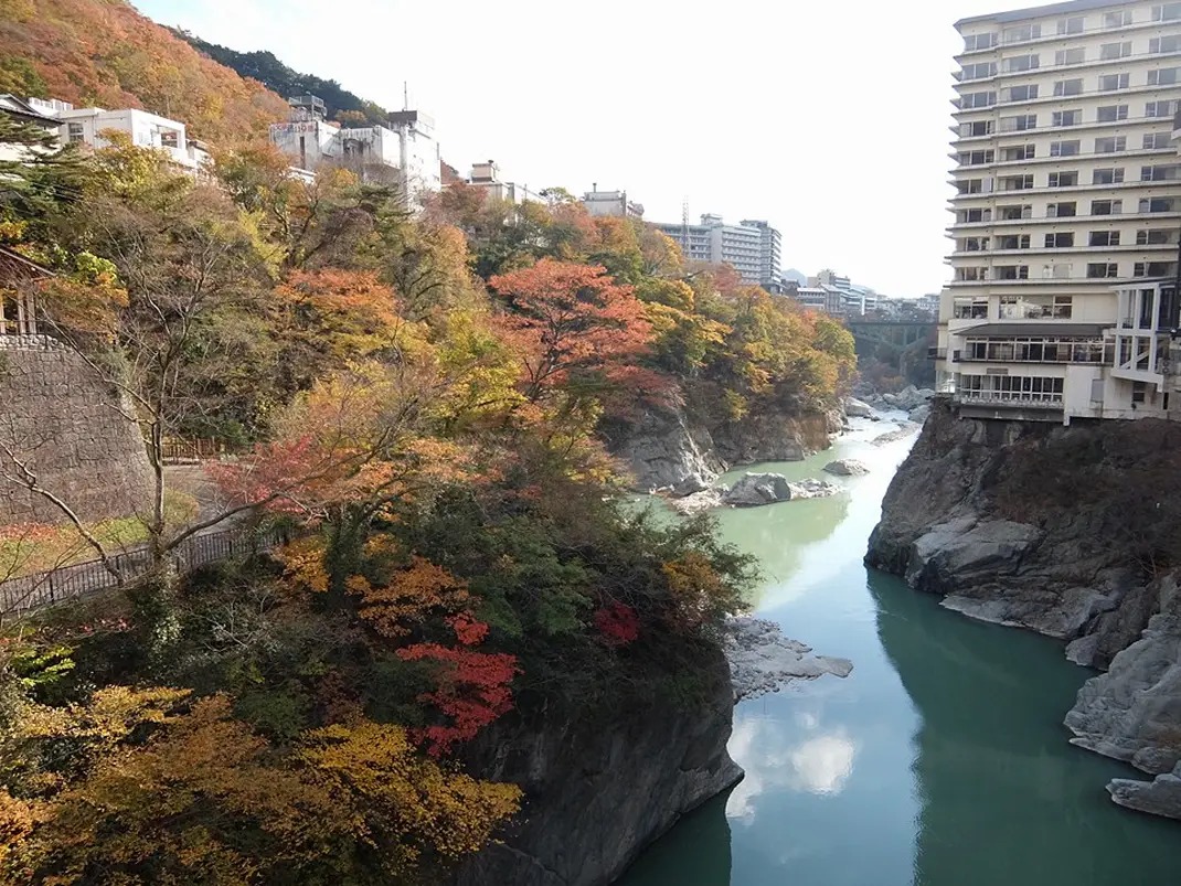 鬼怒川温泉の渓谷に広がる紅葉風景。川面に映る秋色が美しい。