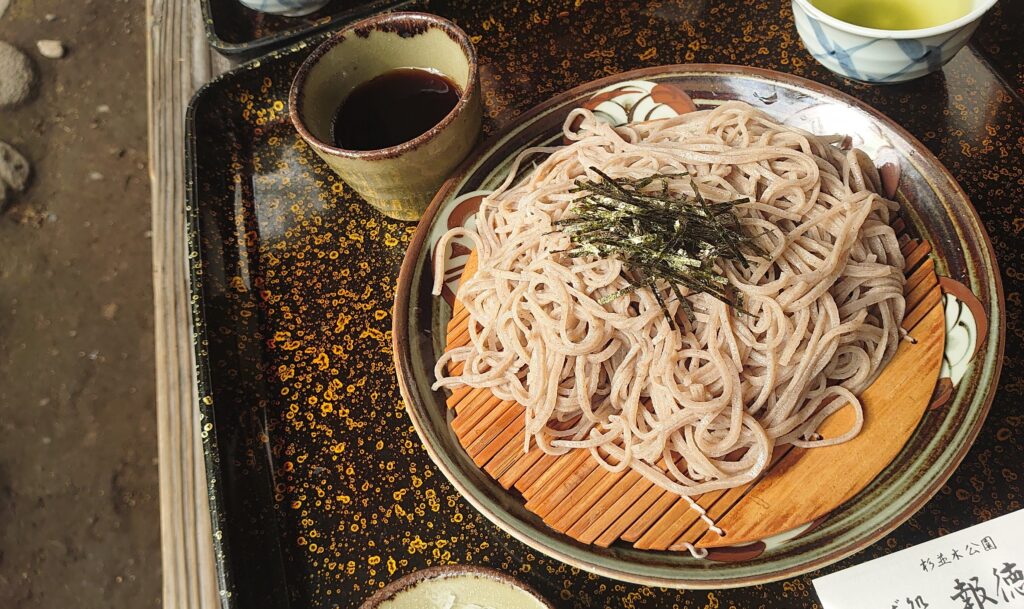 報徳庵の田舎そば(太めの麺と濃い風味が特徴)