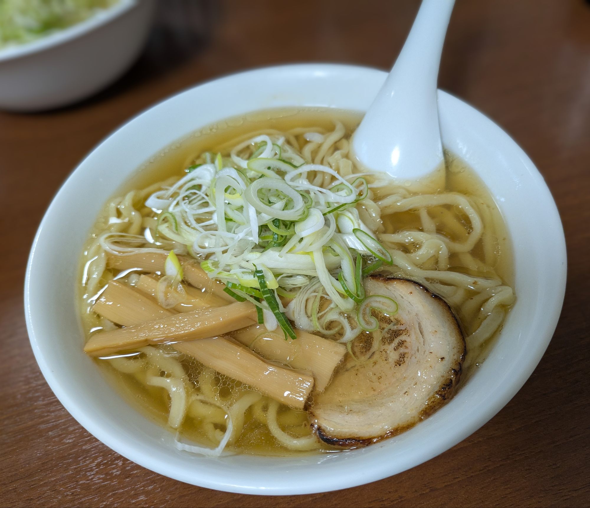 宇都宮「手打ちらーめん かえで」の手打ちラーメン｜もちもち麺と澄んだスープが人気の一杯