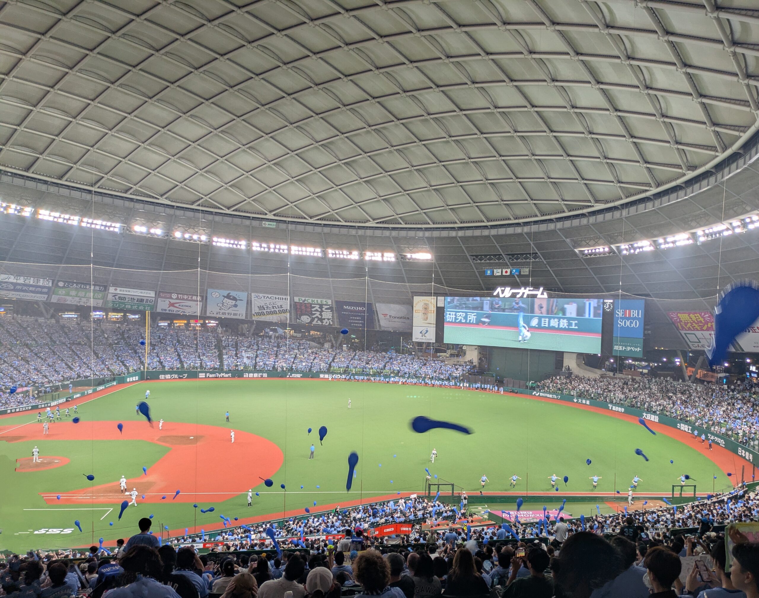 ベルーナドームの試合風景。屋根付きドームで熱気あふれる真夏の観戦。