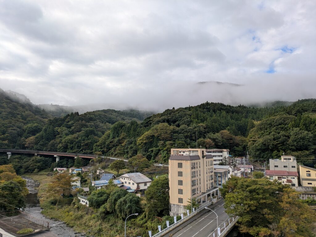 塩原温泉の朝もや風景