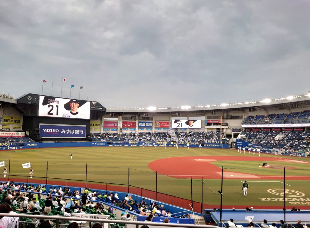 千葉ロッテマリーンズの本拠地・マリンスタジアムのナイター風景。試合後の整列シーン