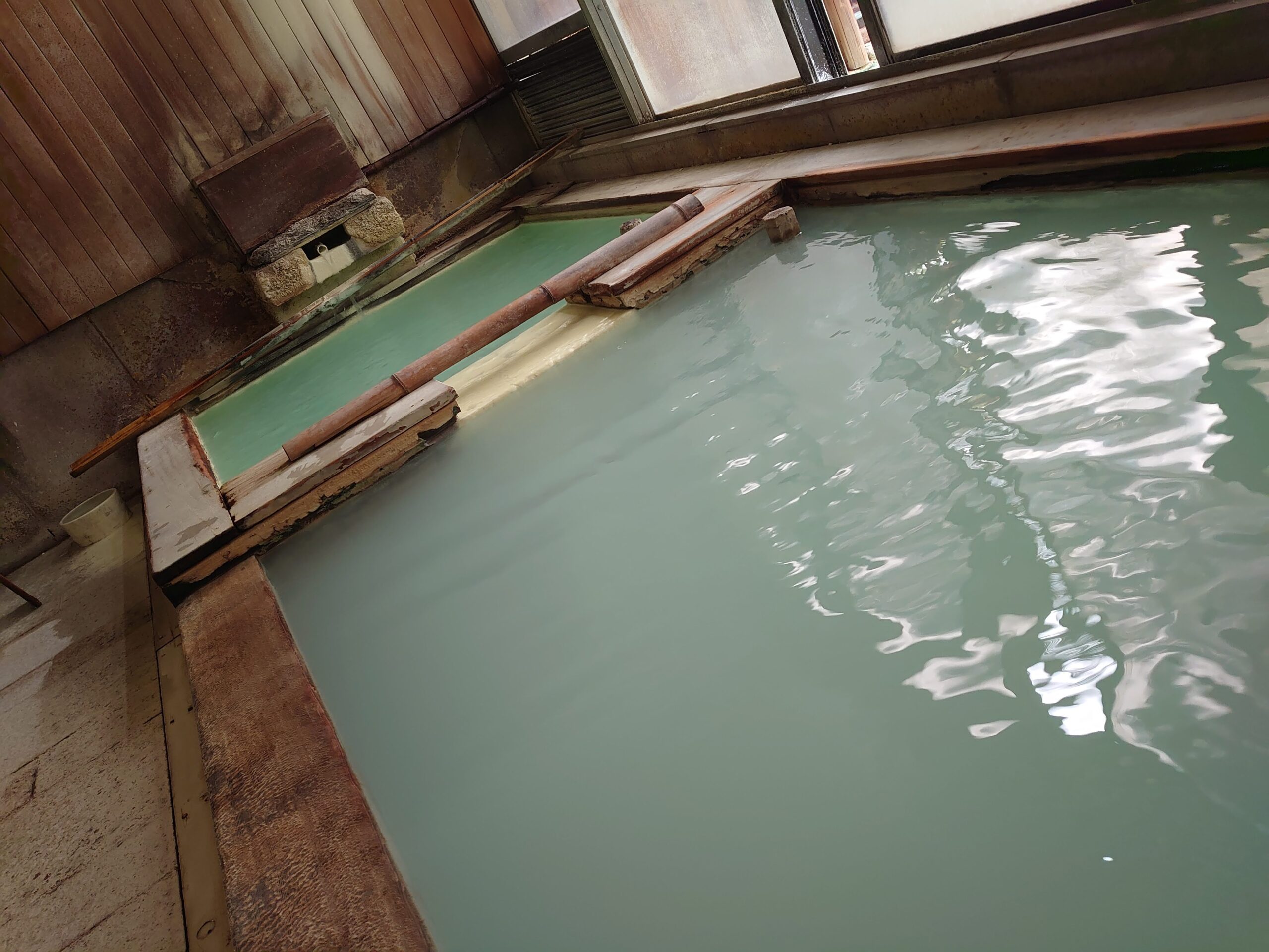 鹿の湯源泉を引いた清水屋旅館の内湯。白濁した硫黄泉のかけ流し温泉。	鹿の湯源泉を引いた清水屋旅館の内湯。白濁した硫黄泉のかけ流し温泉。