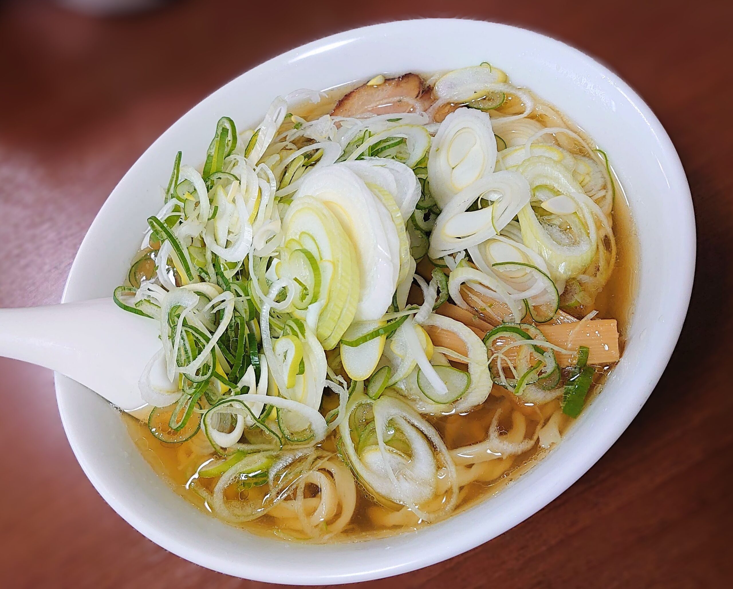 宇都宮の人気店「手打ちらーめん かえで」。 もちもちの手打ち麺と澄んだスープが評判の一杯。 駐車場は少し狭いけれど、行列覚悟でも通いたくなる名店です。