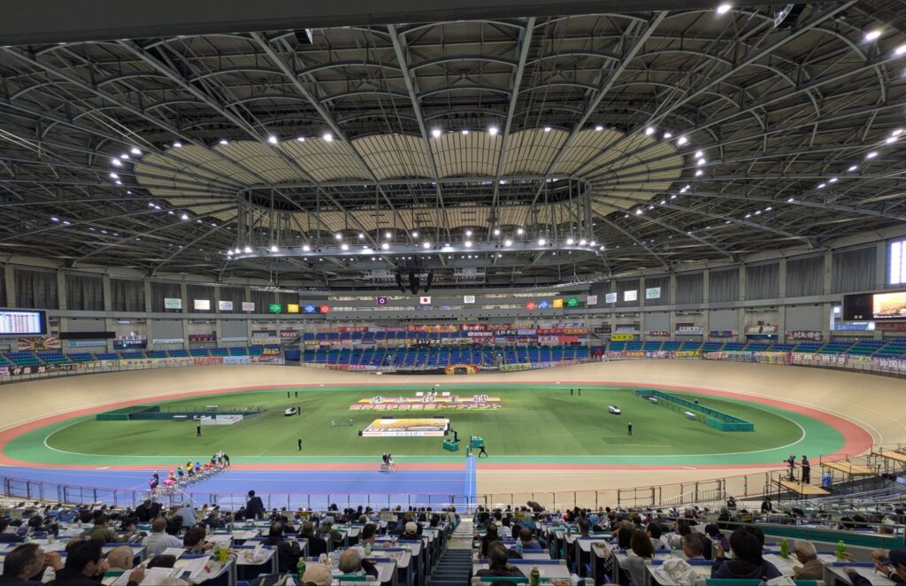 第34回寛仁親王牌・世界選手権記念トーナメント2025を観戦。グリーンドーム前橋の33バンクが熱気に包まれる様子。
