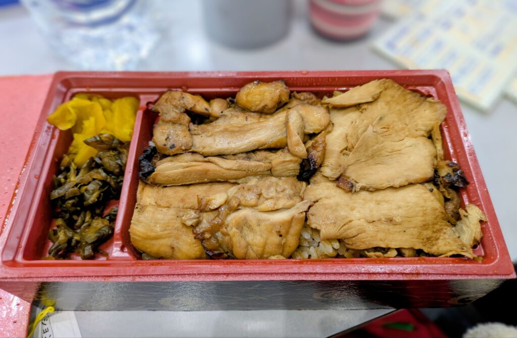 群馬名物・登利平の鶏めし弁当。前橋競輪観戦の合間に味わう地元の定番グルメ。