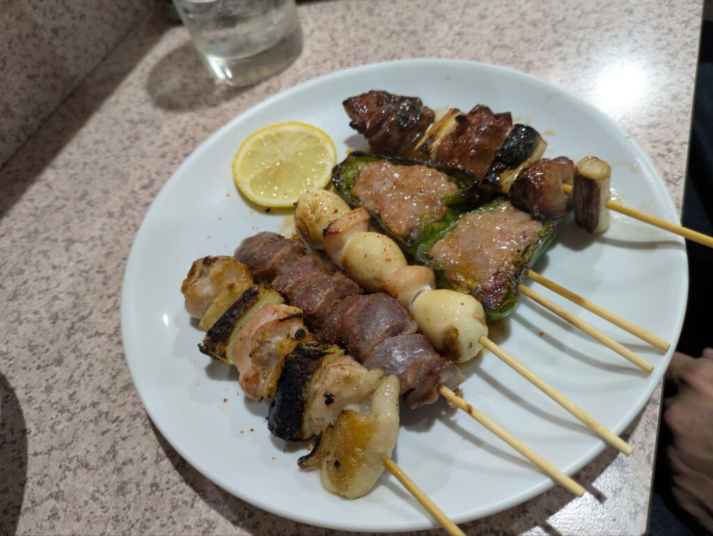 観戦後に立ち寄った前橋市内の居酒屋で味わう焼き鳥盛り合わせ。香ばしい炭火焼が一日の締めくくり。