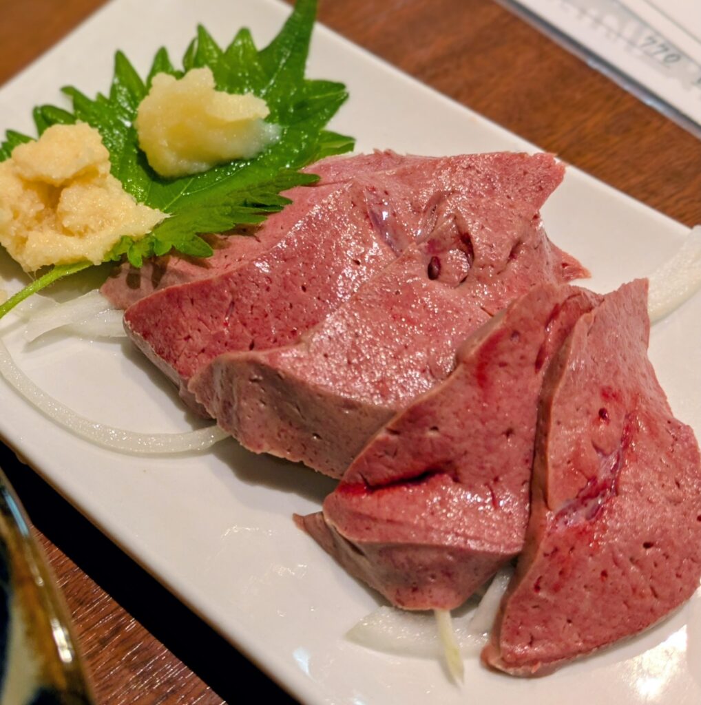 緒つじの新鮮レバー。生姜とにんにくを添えていただく濃厚な味わい