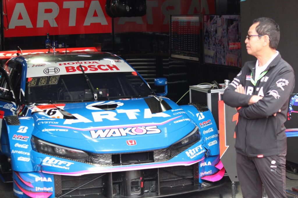 ARTA MUGEN CIVIC TYPE R-GTのピット前で整備を見守るチーム関係者。SUPER GTもてぎ2025ピットエリアで撮影。