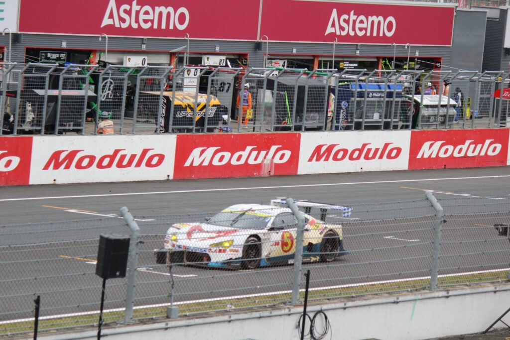 SUPER GTもてぎ2025 GT300クラス優勝マシン、マッハ車検エアバスターMC86マッハ号。塩津佑介／木村偉織ペアが見事な勝利。