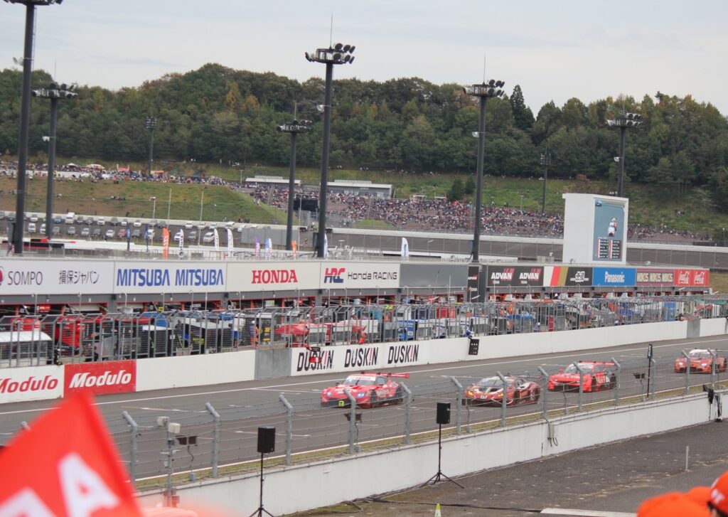 緊張のスタート！エンジン音と歓声が重なり、もてぎの空気が一気にヒートアップ。