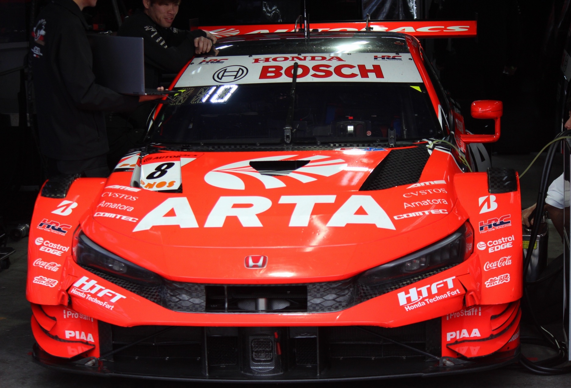 「ARTA MUGEN CIVIC TYPE R-GT。SUPER GT 2025 もてぎ最終戦で撮影したピット前の赤いマシン。」