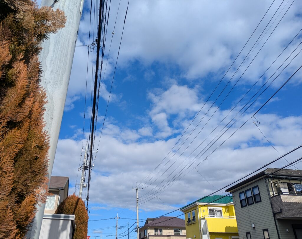 師走の住宅街、バス停で見上げた穏やかに広がる青空と雲