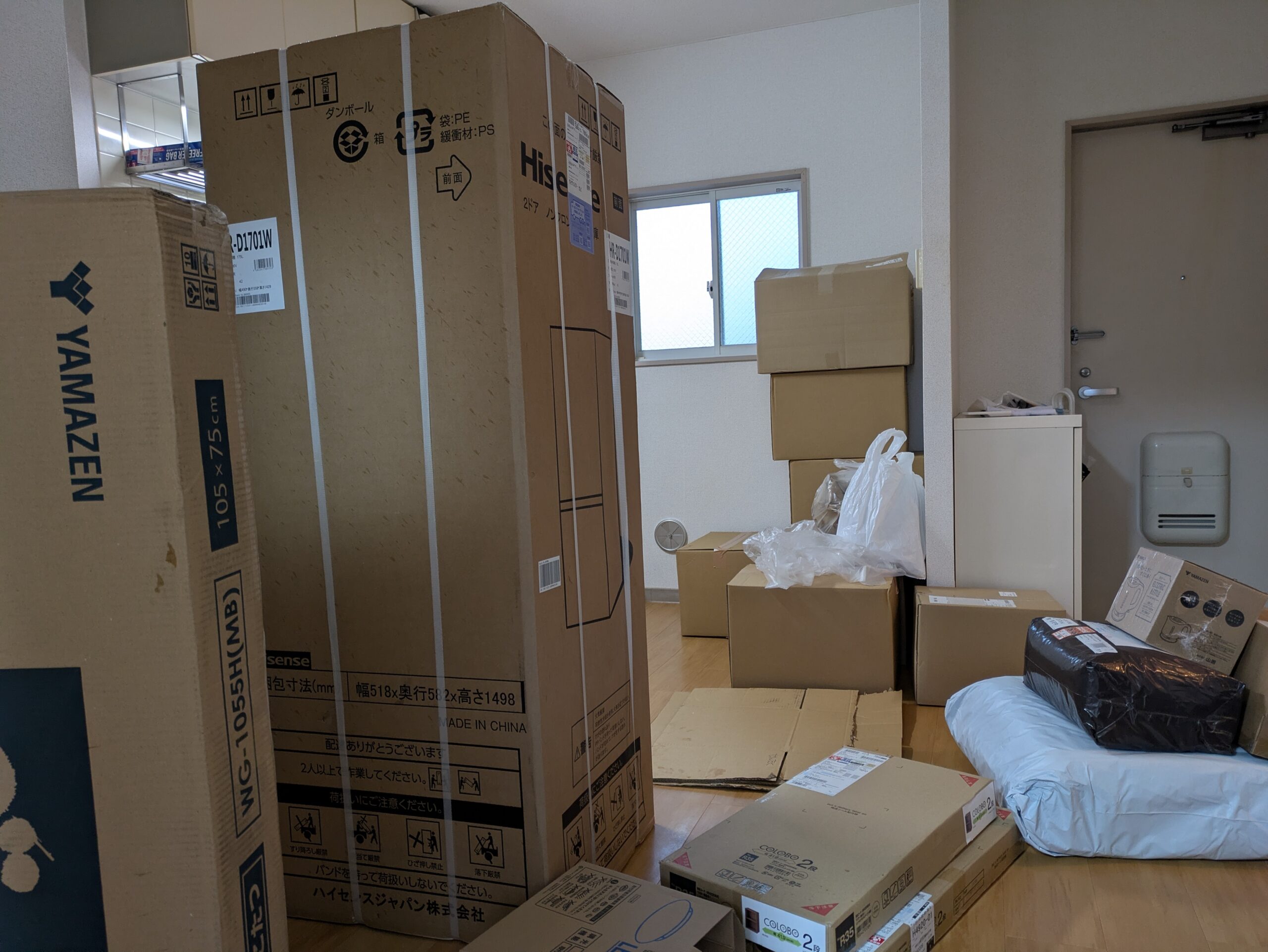 引っ越し初日のダイニング。段ボールに囲まれながらも、新生活の始まりにわくわくする夜。