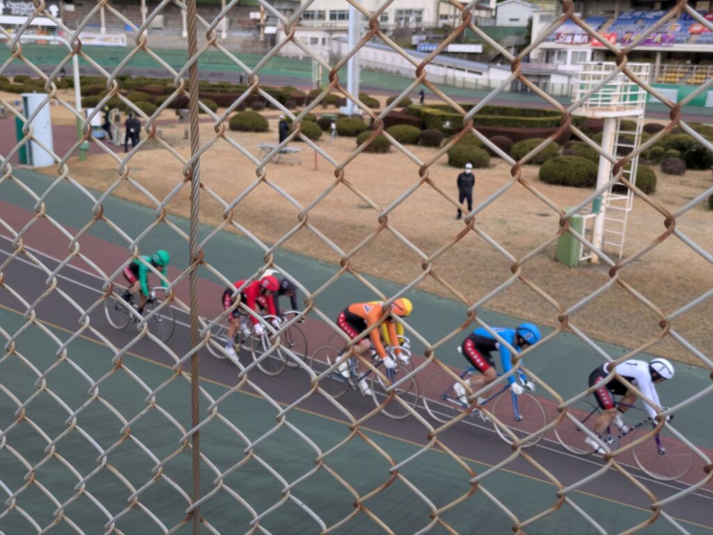 小田原競輪場のレース 金網越しの競輪観戦